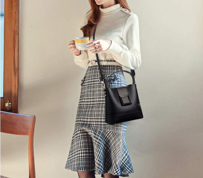 Black Versatile Bucket Bag - Stylish Trend Shoulder Handbag with Large Capacity Crossbody for Women (21x10x30 cm)